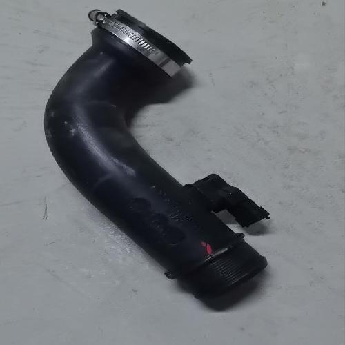 奇瑞艾瑞泽8中冷器出气管M1E